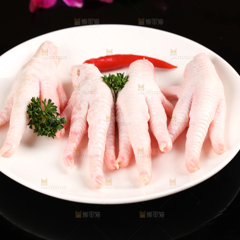 深底上的新鲜鸡爪