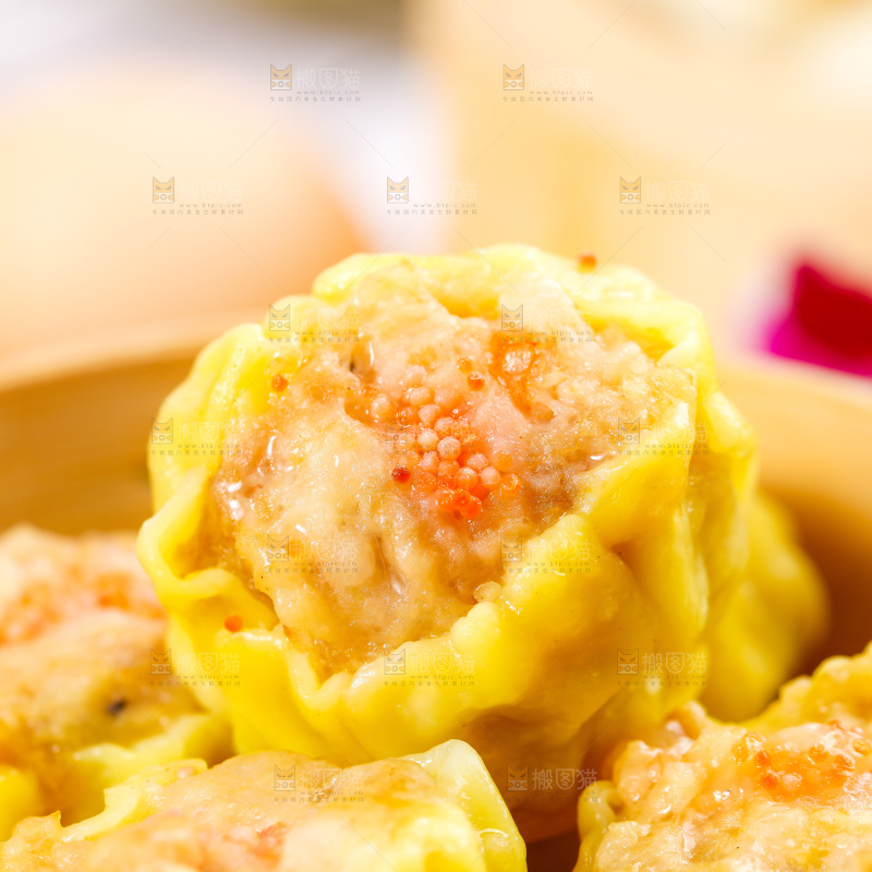 浅底上的虾肉烧卖
