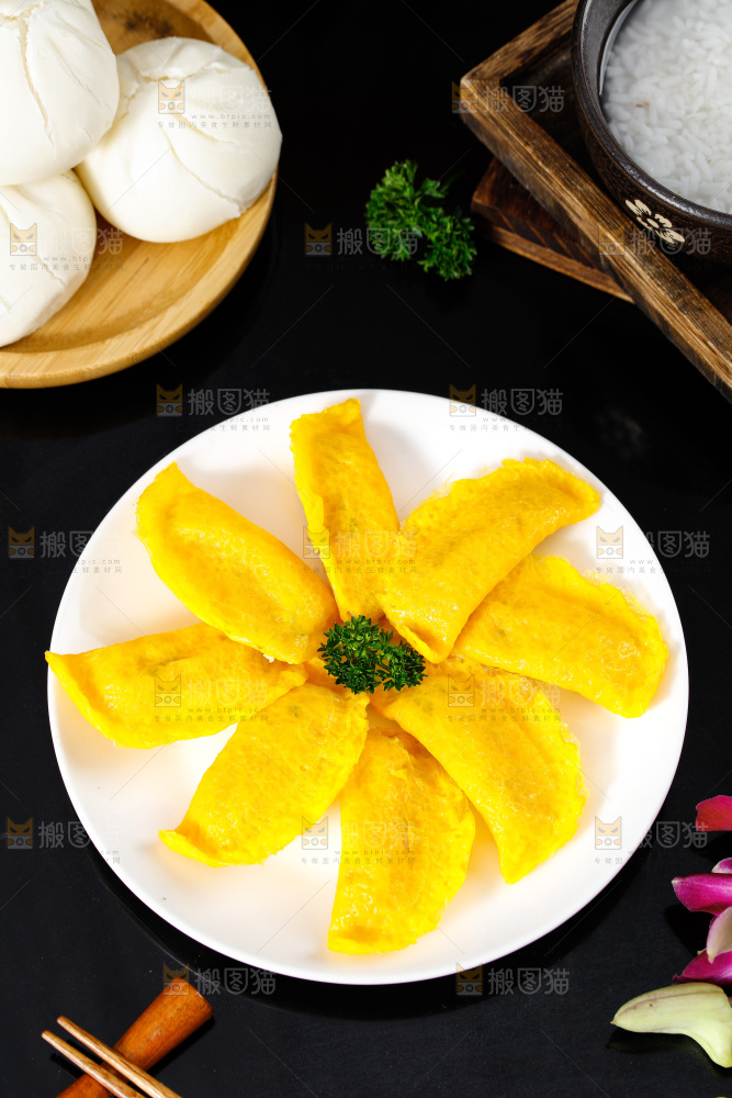 深底上的蛋饺