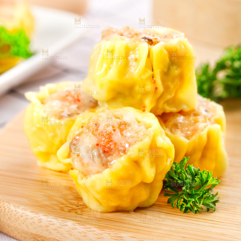 浅底上的虾肉烧卖