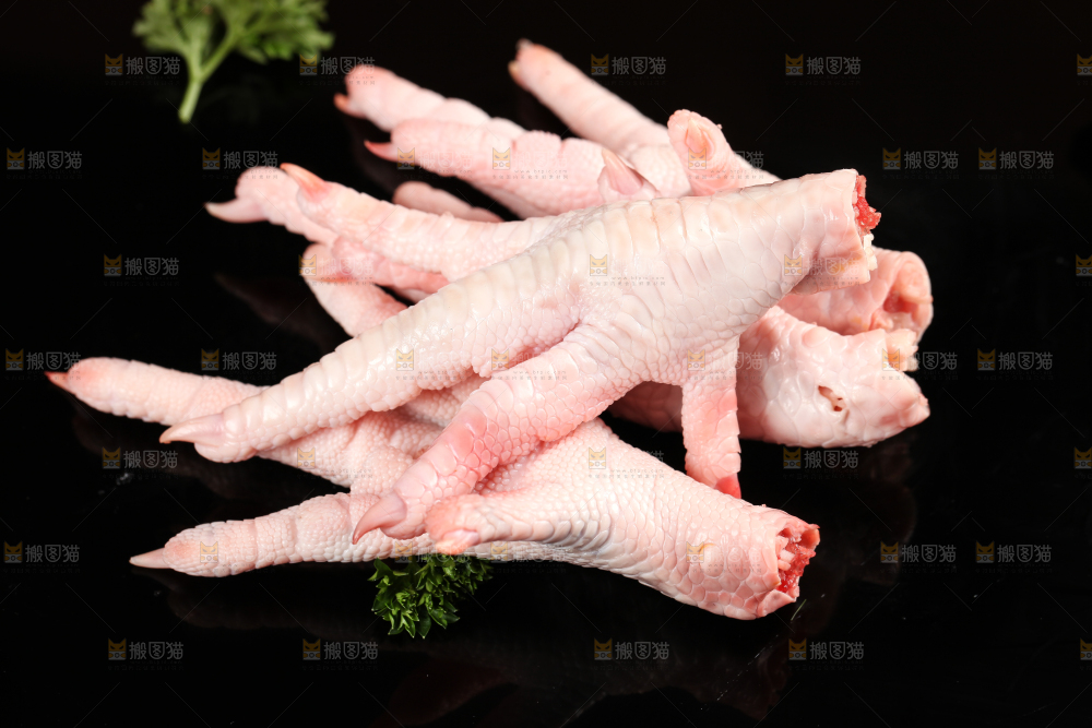 深底上的新鲜鸡爪