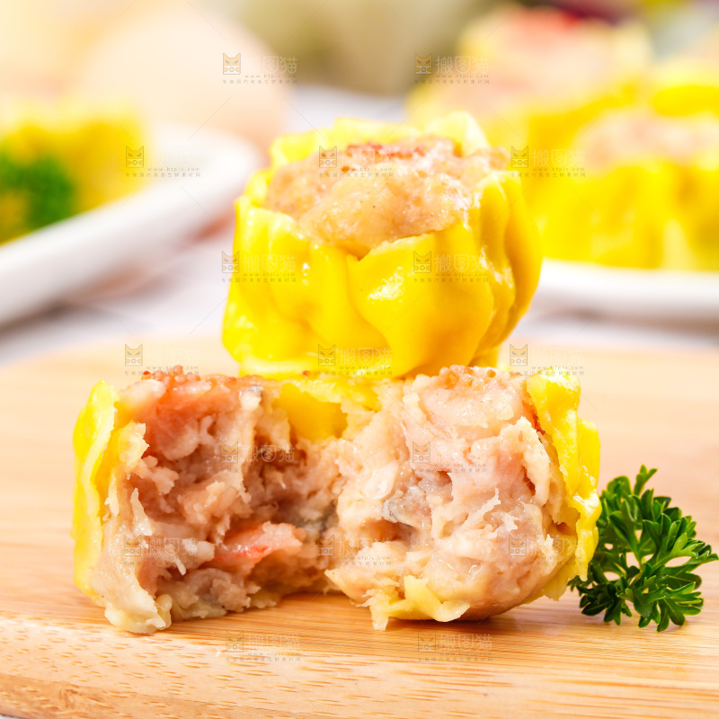 浅底上的虾肉烧卖