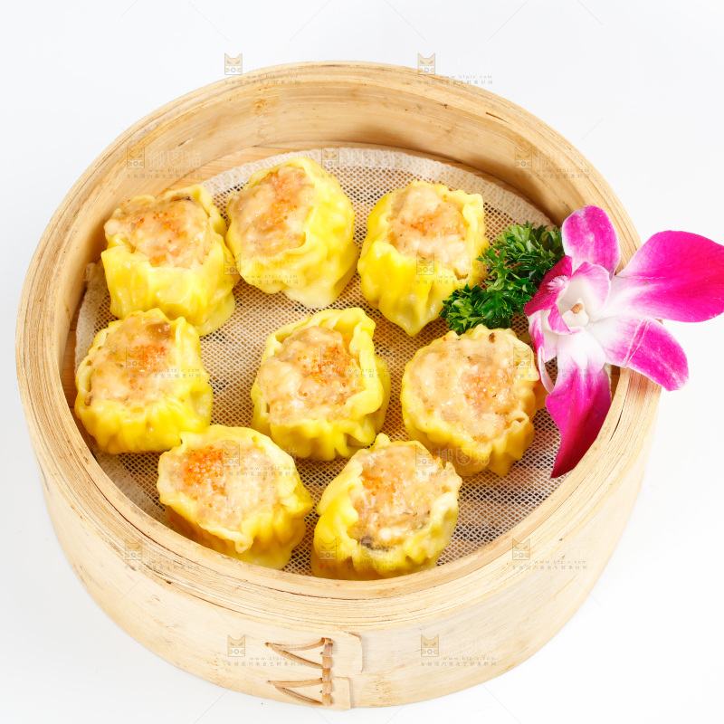 白底上的虾肉烧卖
