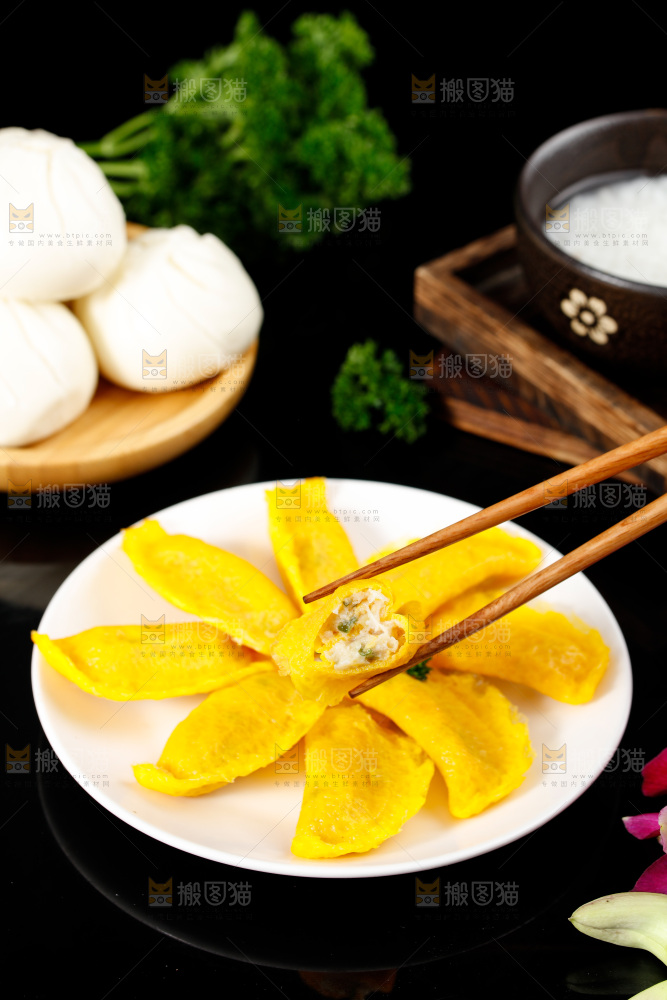 深底上的蛋饺
