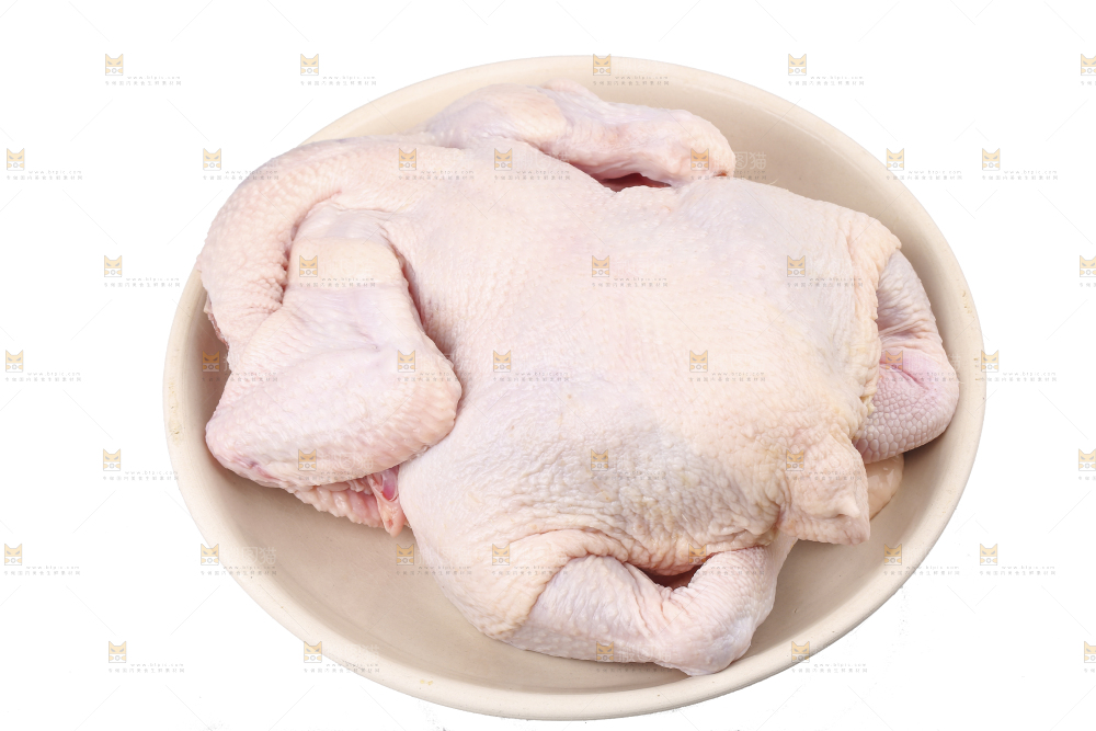 白底上的生鲜鸡肉