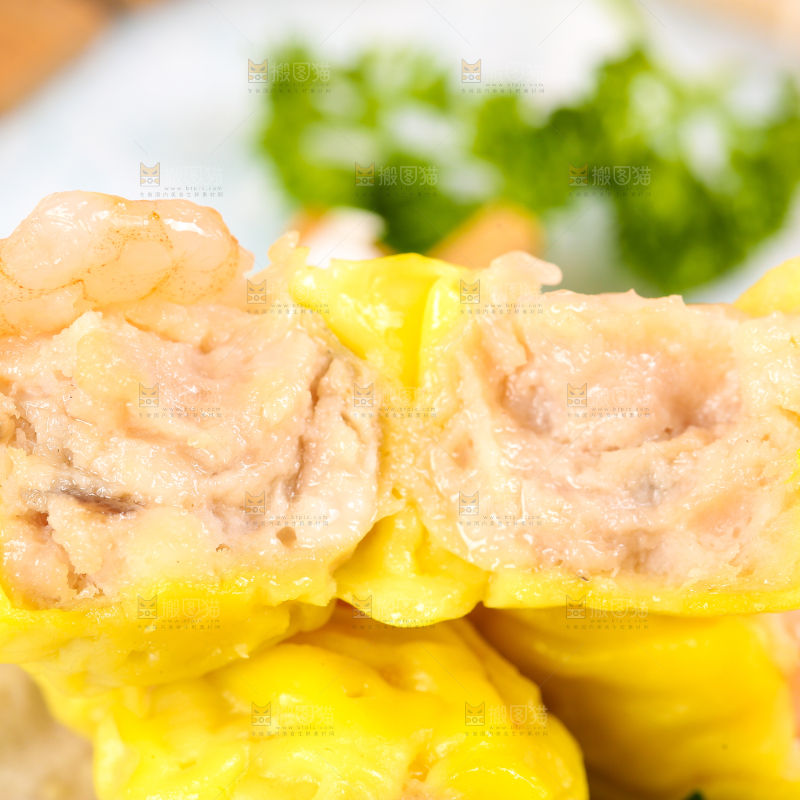 浅底上的虾肉烧卖