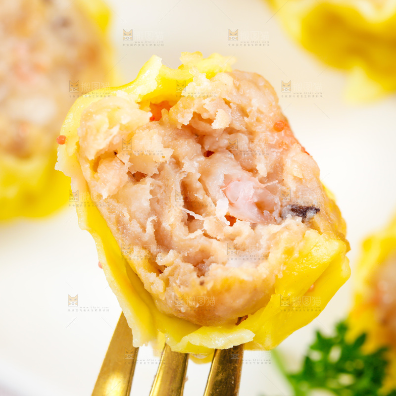 浅底上的虾肉烧卖