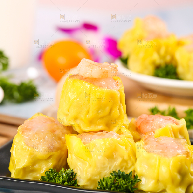 浅底上的虾肉烧卖