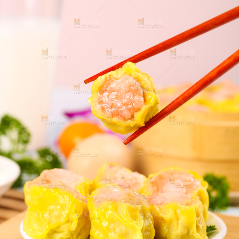 浅底上的虾肉烧卖