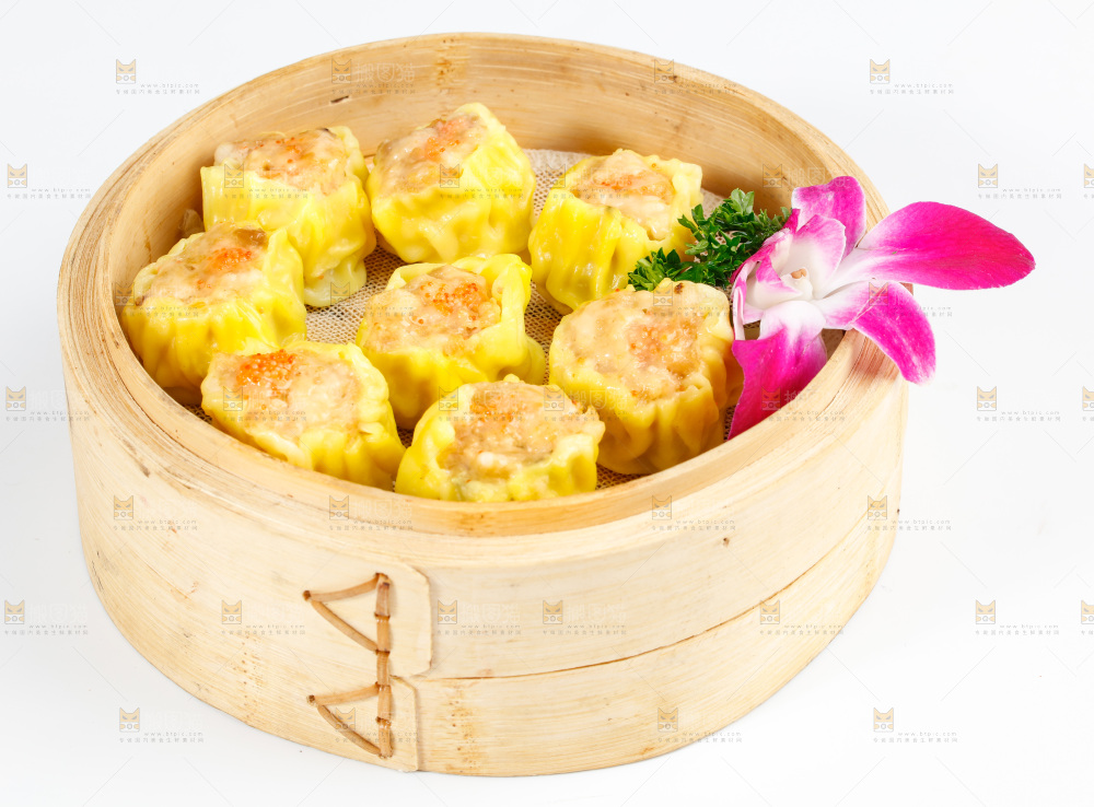 白底上的虾肉烧卖