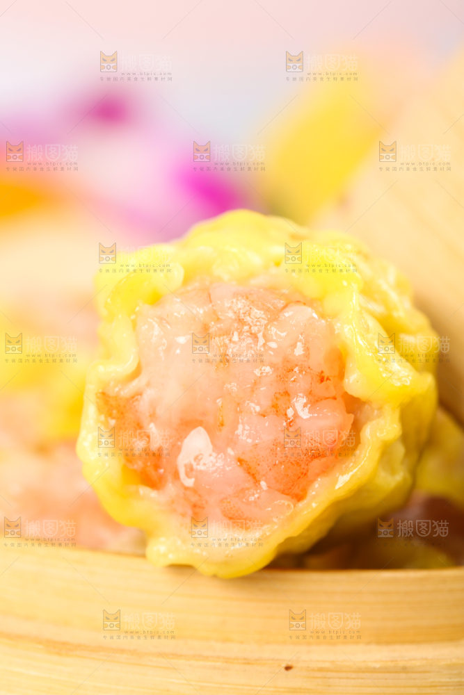 浅底上的虾肉烧卖