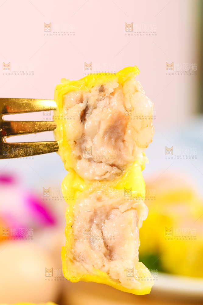 浅底上的虾肉烧卖