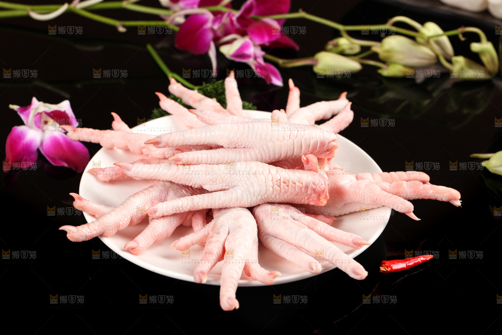 深底上的新鲜鸡爪