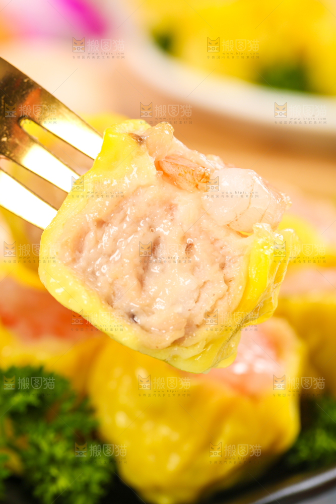浅底上的虾肉烧卖