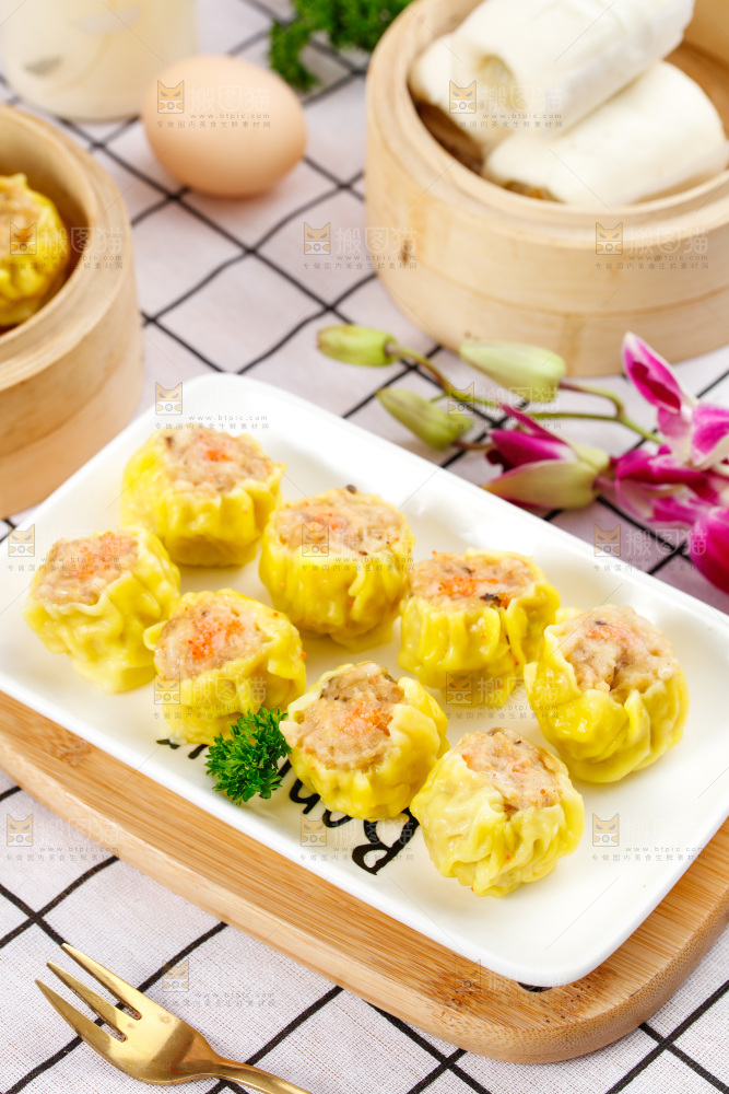 浅底上的虾肉烧卖