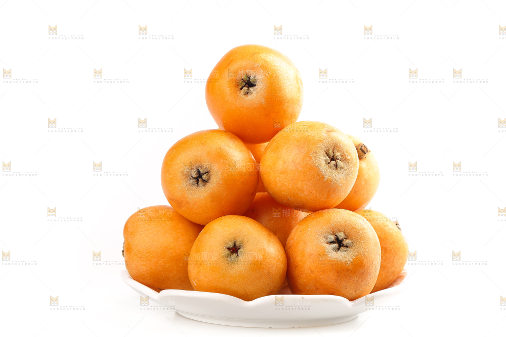 白底上的新鲜枇杷