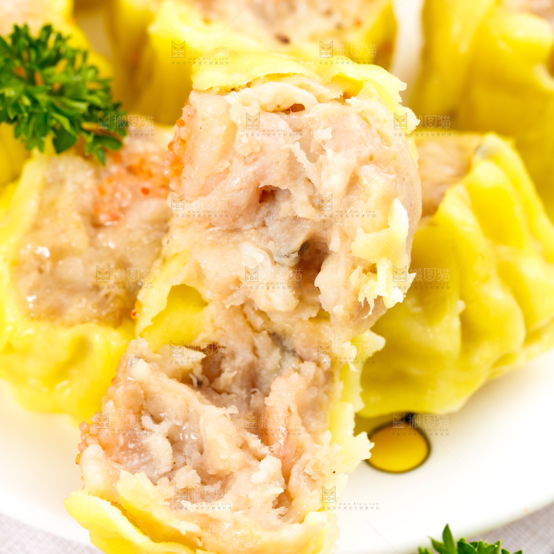 浅底上的虾肉烧卖