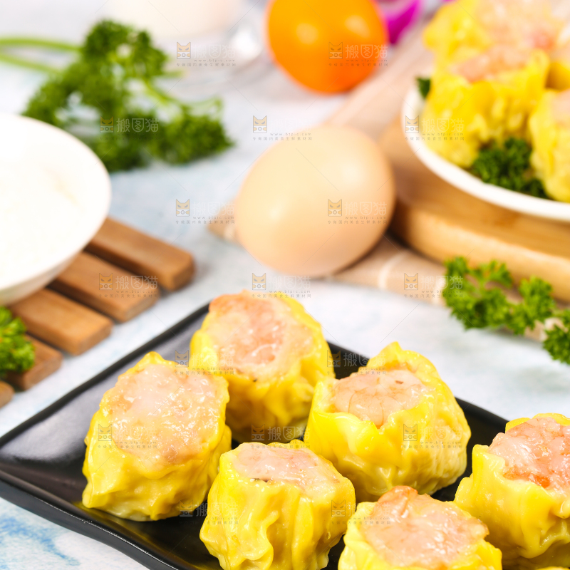 浅底上的虾肉烧卖