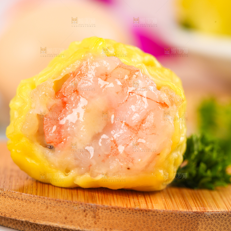 浅底上的虾肉烧卖