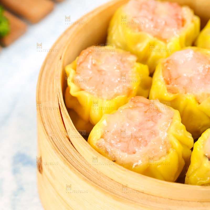 浅底上的虾肉烧卖
