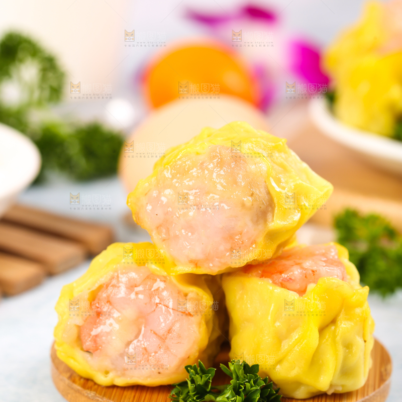 浅底上的虾肉烧卖