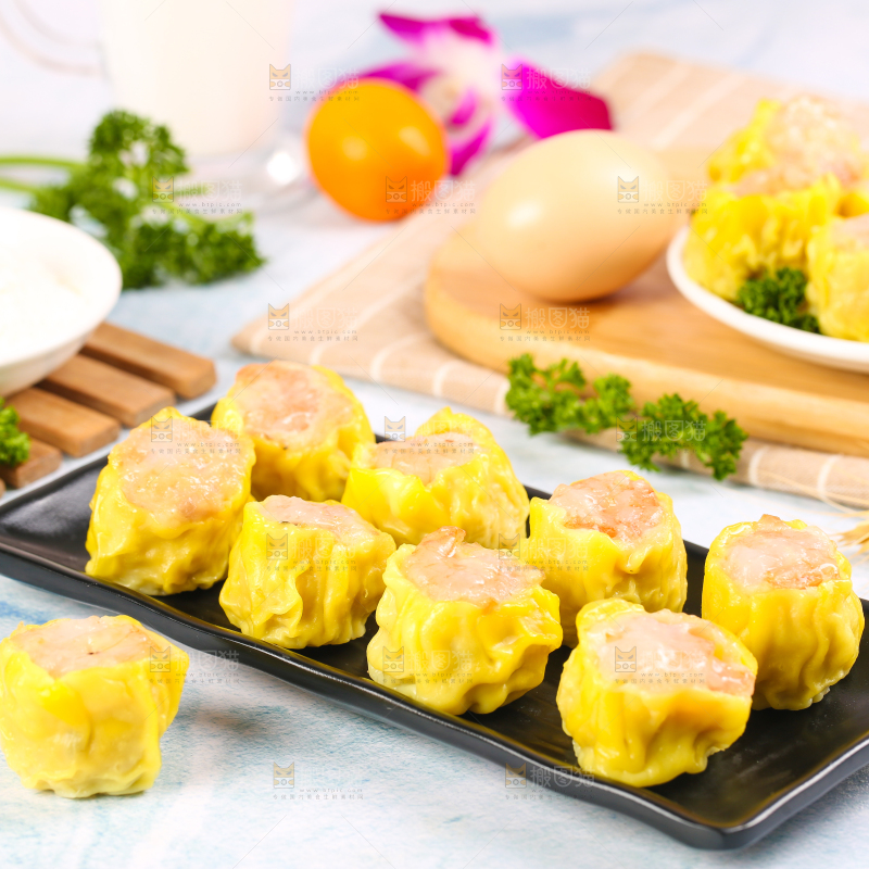 浅底上的虾肉烧卖