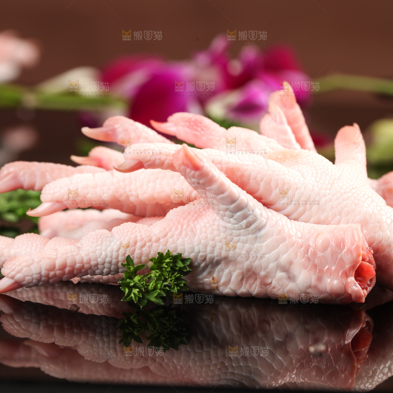 深底上的新鲜鸡爪