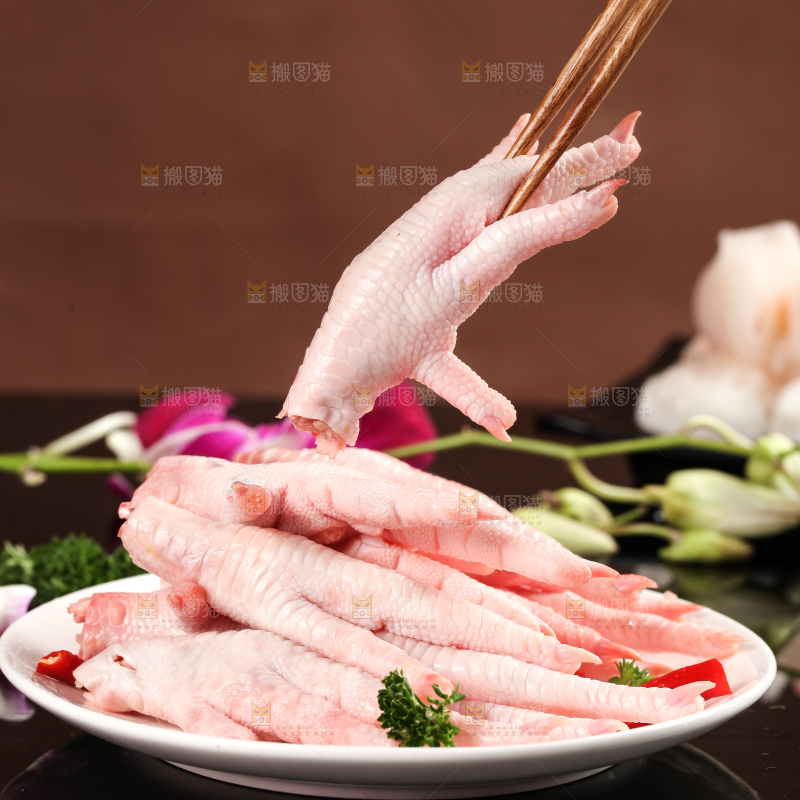 深底上的新鲜鸡爪