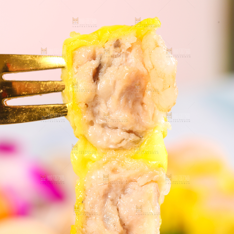 浅底上的虾肉烧卖