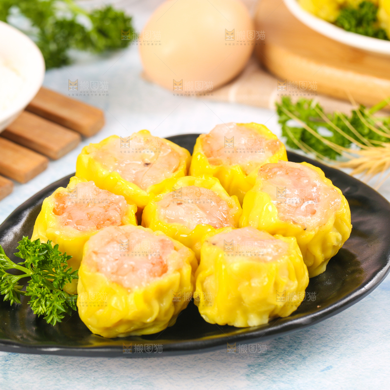 浅底上的虾肉烧卖