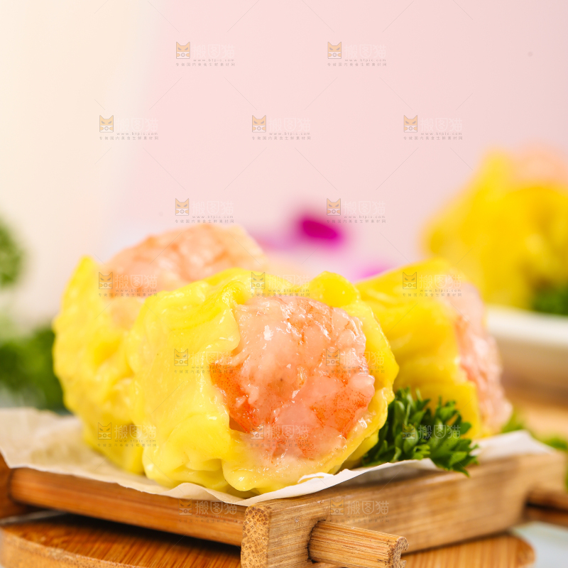 浅底上的虾肉烧卖