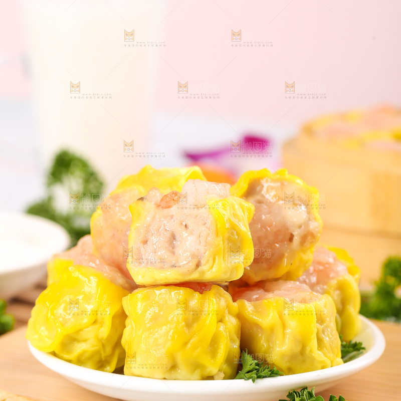 浅底上的虾肉烧卖