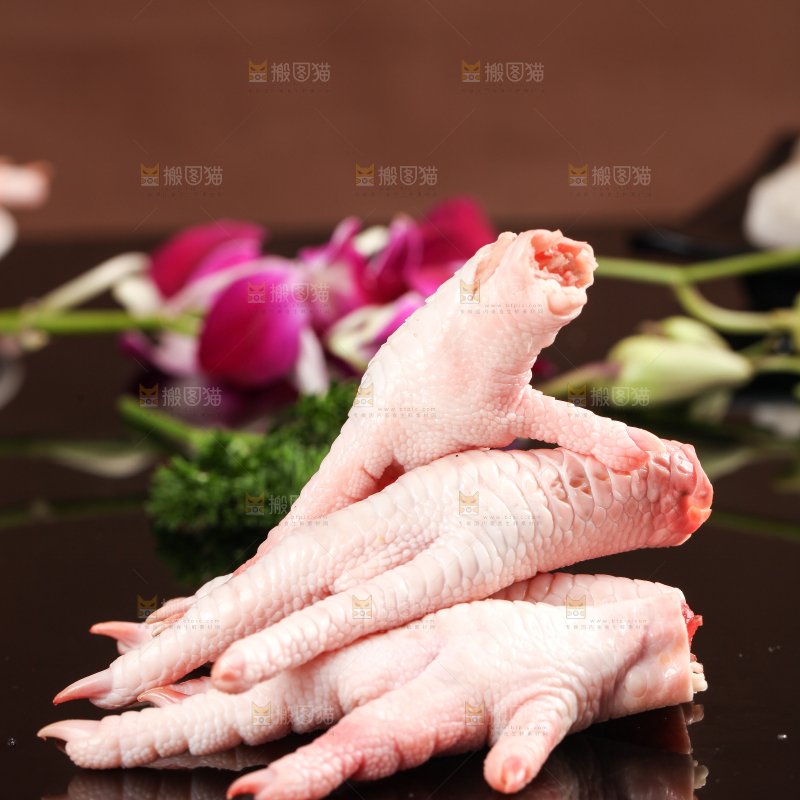 深底上的新鲜鸡爪