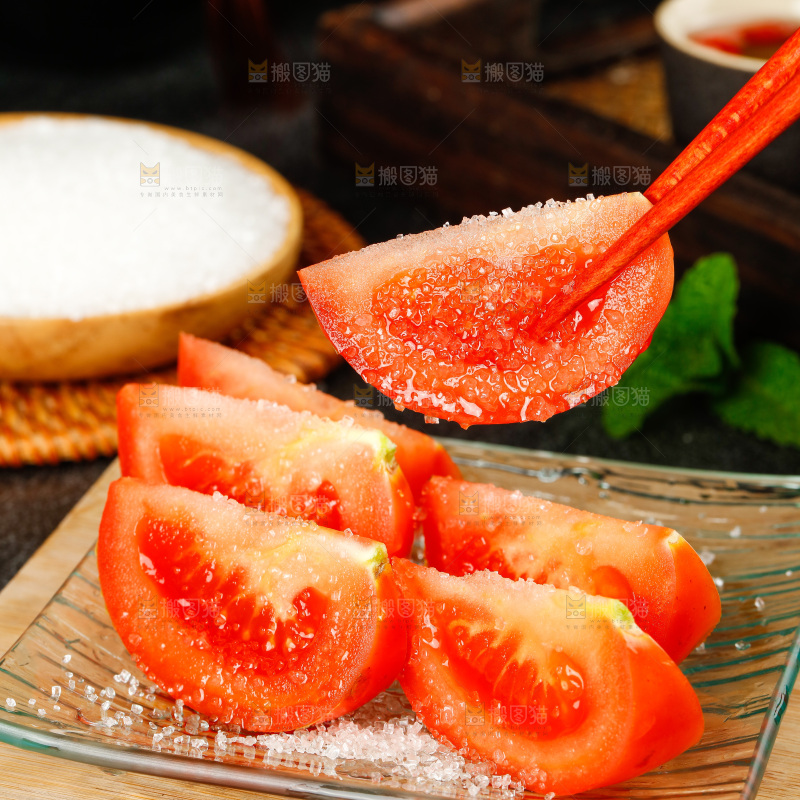 盘子里的西红柿白糖