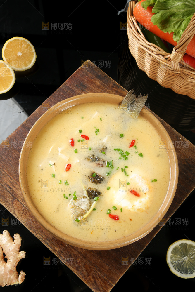 碗里的鲫鱼豆腐汤