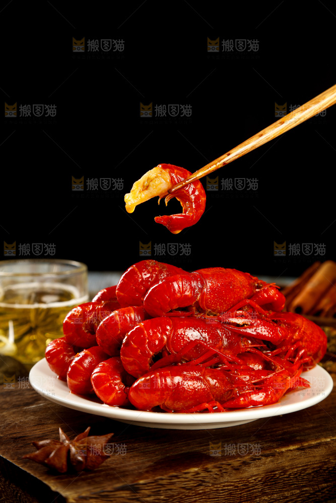 深底上的香辣小龙虾