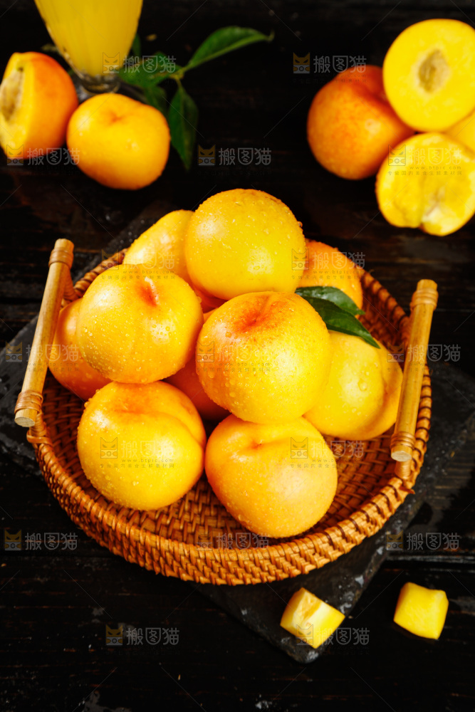 深底上的黄油桃