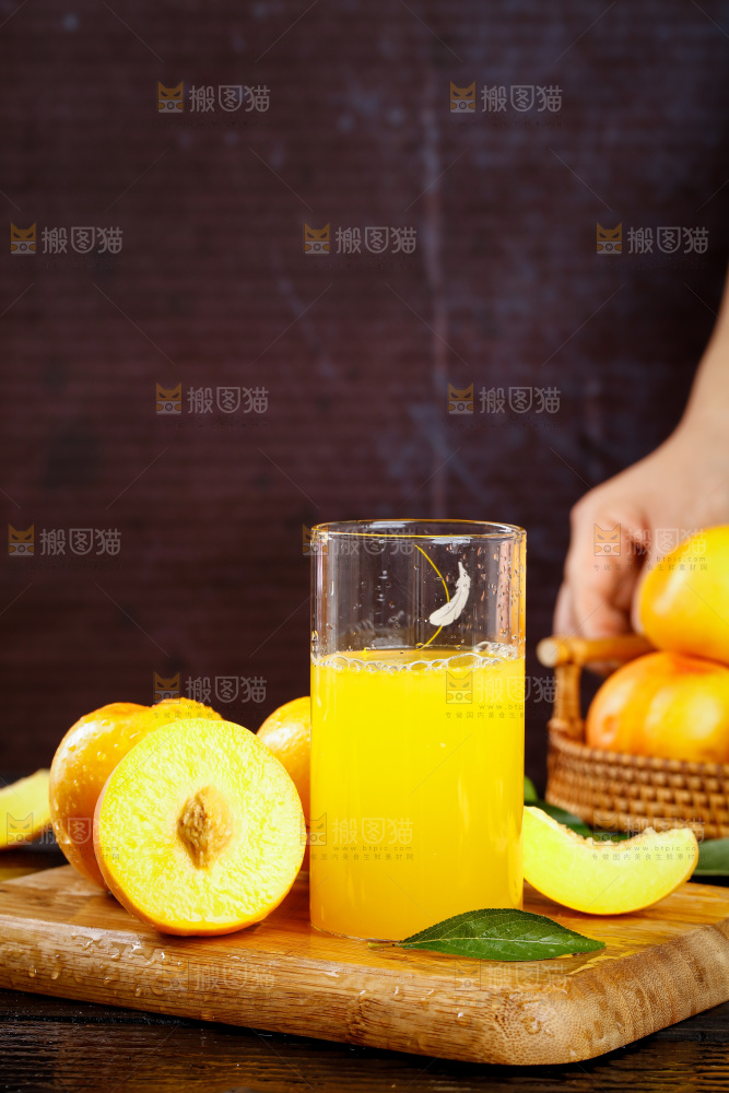 深底上的黄油桃