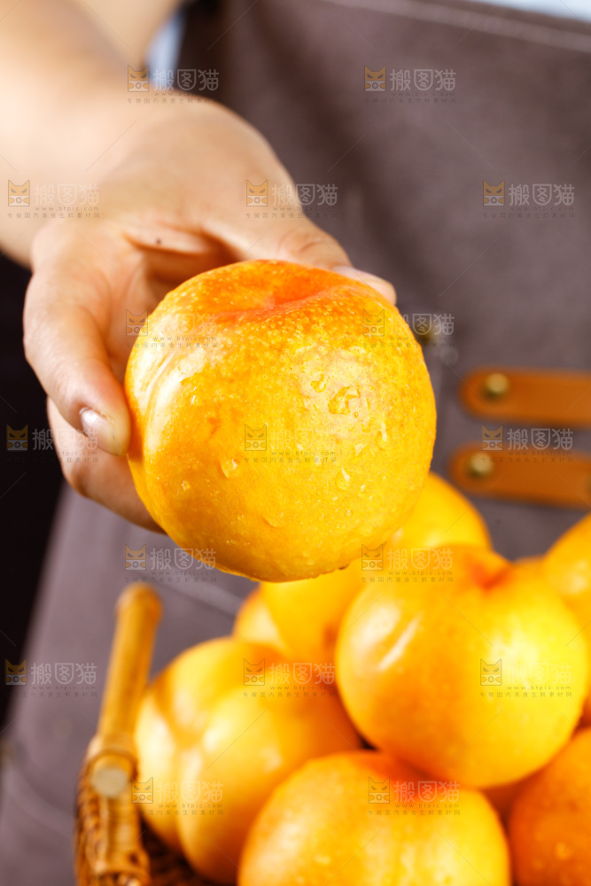 深底上的黄油桃
