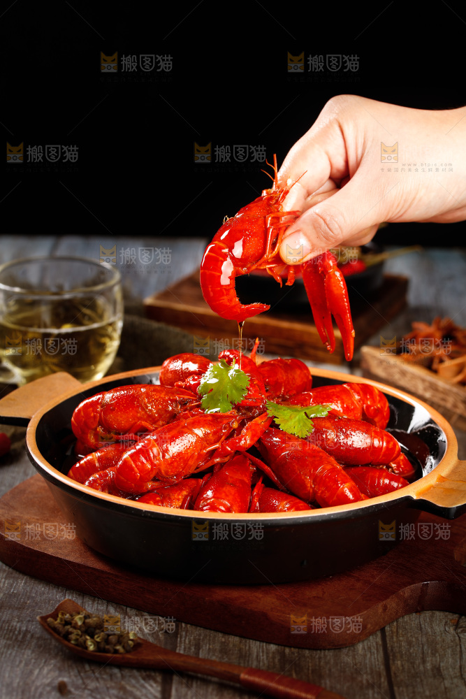 深底上的香辣小龙虾