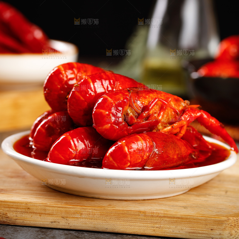 深底上的香辣小龙虾