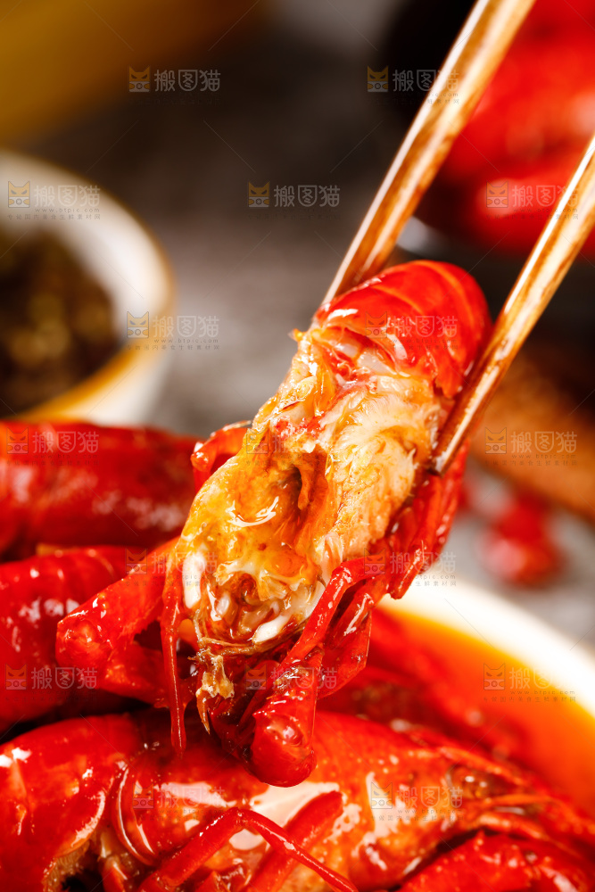 深底上的香辣小龙虾