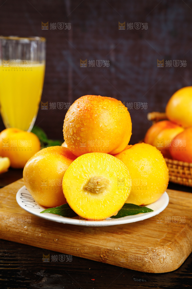 深底上的黄油桃