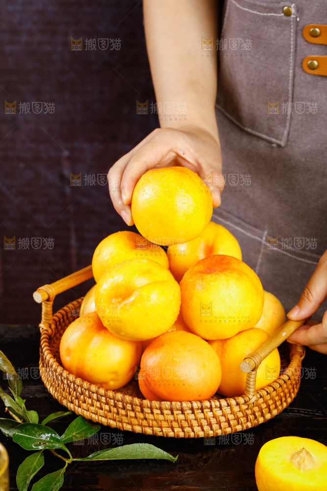 深底上的黄油桃