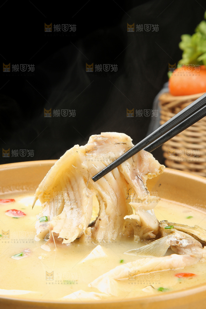 碗里的鲫鱼豆腐汤