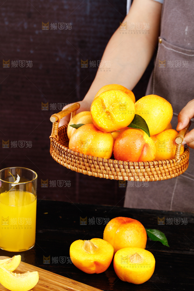 深底上的黄油桃