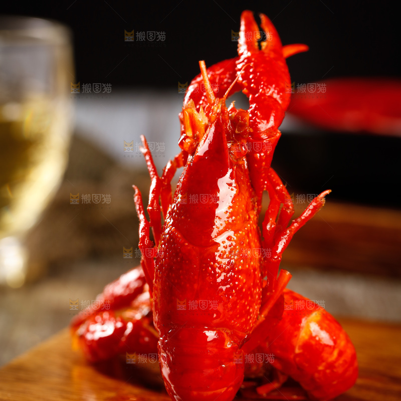 深底上的香辣小龙虾