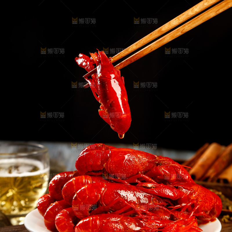 深底上的香辣小龙虾