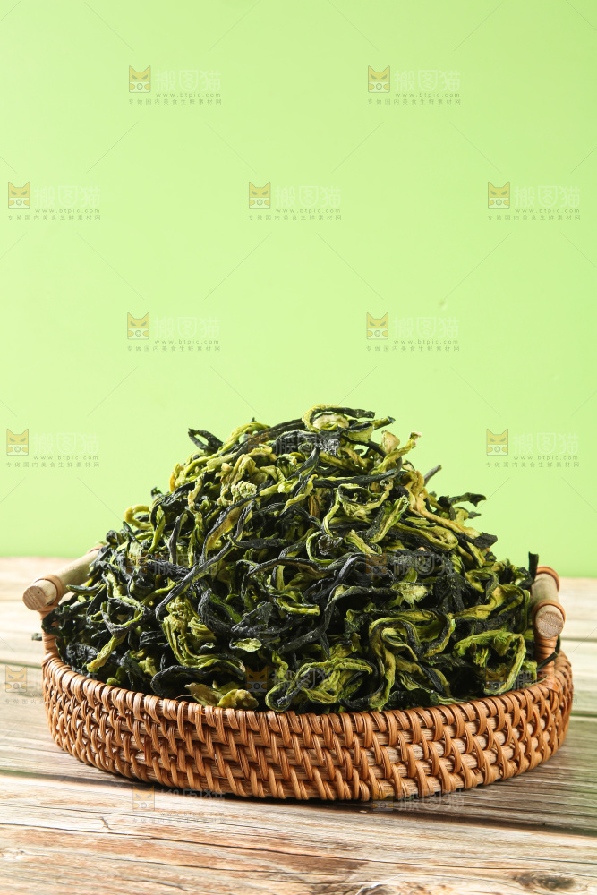深底上的干黄瓜条