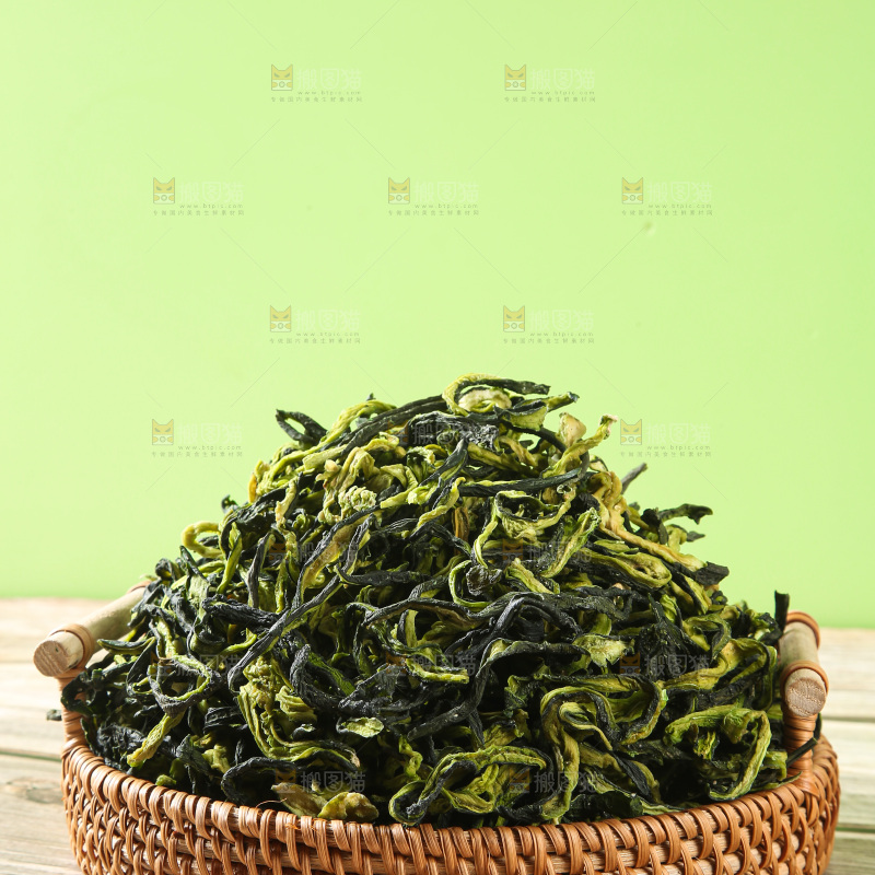 深底上的干黄瓜条